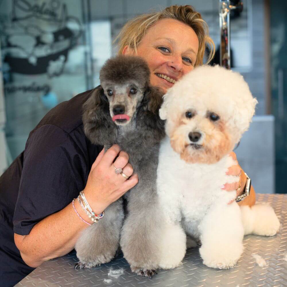 Joke met haar hondjes Qosmo en Oscar
